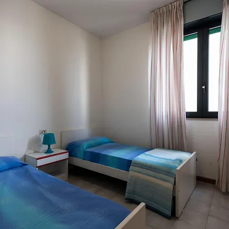 Seafront With Pool In Appartement