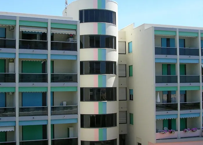 Апартаменти Modern Seafront With Pool And Terrace Бібіоне